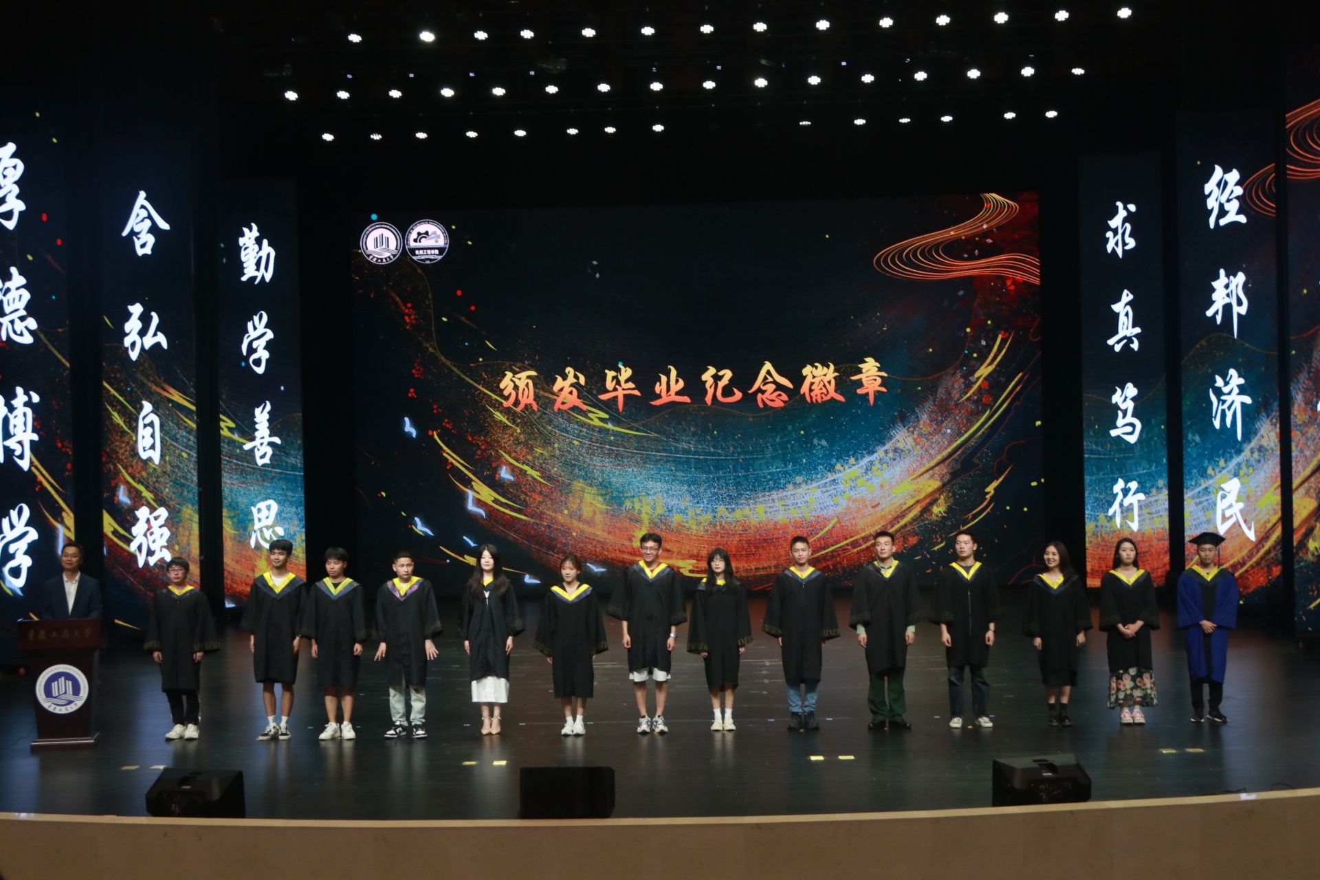 颁发毕业纪念徽章.JPG
